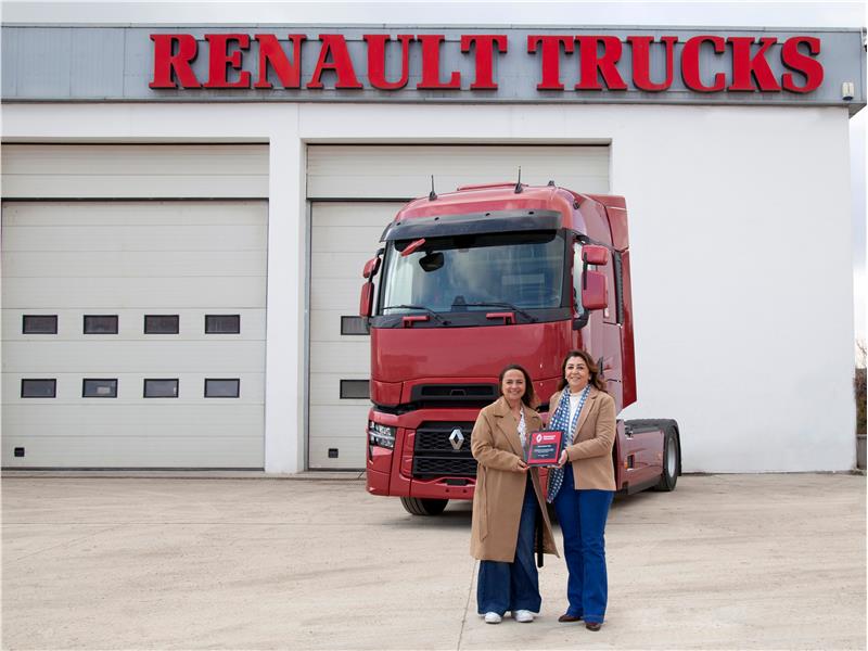 Yol açın...Renault Trucks direksiyonunda kadın sürücü var!